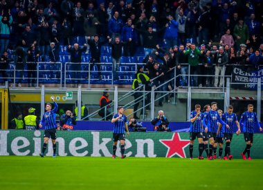 Atalanta Bc oyuncuları 19 Şubat 2020 tarihinde İtalya 'nın Milano şehrindeki San Siro Stadyumu' nda Atalanta Bc ile Valencia Cf arasındaki 2019 / 20 Şampiyonlar Ligi karşılaşmasında golü kutluyorlar - Fotoğraf Fabrizio Carabelli / Lm