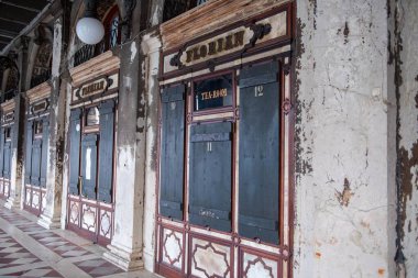 Venedik 'te kapalı olan tarihi kafe Florian, Covid-19 acil servisi sırasında kapatıldı. Venedik tecrit altında, Sağlık Venedik, 18 Nisan 2020 - LPS / Alessio Marini 