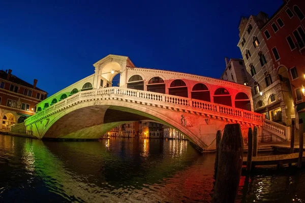 Talyan Bayrağı Venedik Ile Aydınlatılan Rialto Köprüsü Covid Acil Durumu — Stok fotoğraf