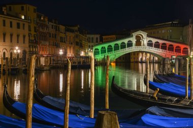 İtalya bayrağı renkleriyle aydınlatılan rialto köprüsü Venedik Coronavirus Kilidi sırasında - Covid-19, Venedik Sağlık, 17 Nisan 2020 - LM / Simone Piccirilli