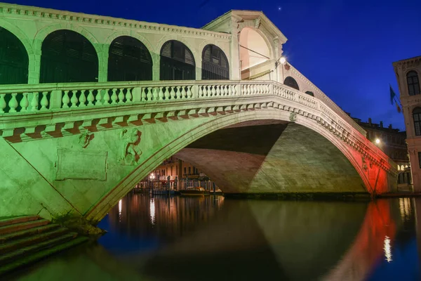 Talya Bayrağı Renkleriyle Aydınlatılan Rialto Köprüsü Venedik Coronavirus Kilidi Sırasında — Stok fotoğraf