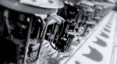 Kumaş endüstrisi makine üretim hattı. Endüstriyel nakış makinesi. Tekstil üzerinde desenler yaratmak için..