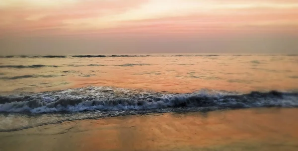 Seascape niesamowite fala z słońca colofull na plaży Cox Bazar w Bangladeszu. — Zdjęcie stockowe