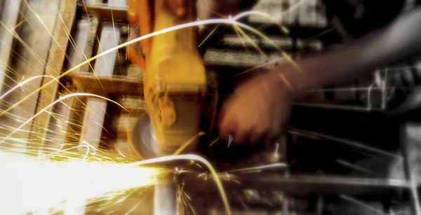 Primer plano del trabajador de corte de metal con amoladora. Chispas mientras muele hierro. Industria, enfoque selectivo suave . — Foto de Stock