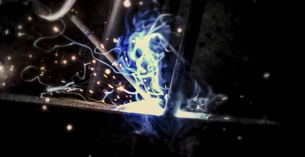 Metal kaynaklama işleminden çıkan mavi ışık ve duman