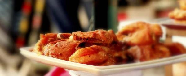 Restoranın mutfağında taze et yahnisi pişiriliyor ve beyaz bir tabakta servis ediliyor.