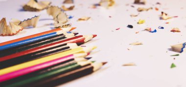 Beyaz arka planda renkli sivri kalemler var. Çizim, nesne... Metin için alanı kopyala.