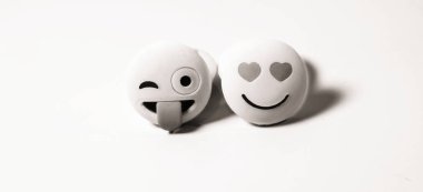 Sosyal Ağ İçin Duygusal Simge Tasarımı Beyaz Arkaplanda İzole Edildi. Modern Emoji