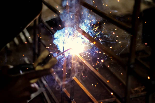 金属焊接 电热的火花 在车间工作 建立可靠的材料紧固 铁制的 金属大师的作品 — 图库照片