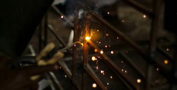 Metal Kaynaklama Elektrikli Isıtmadan Kıvılcımlar Atölyede Çalış Malzemelerin Güvenilir Şekilde — Stok fotoğraf