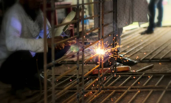 Vista Parcial Metal Solda Trabalhador Com Faíscas Fábrica Foco Seletivo — Fotografia de Stock