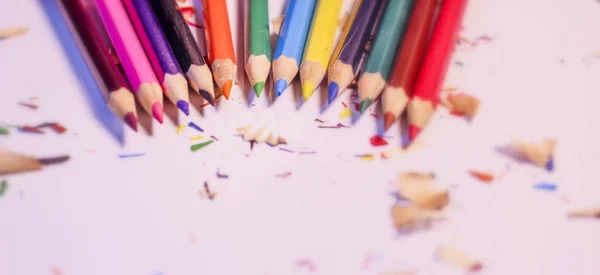 Kupa Kolorowych Ołówków Golenie Białym Tle Koncepcja Biznesu Edukacji Skupienie — Zdjęcie stockowe