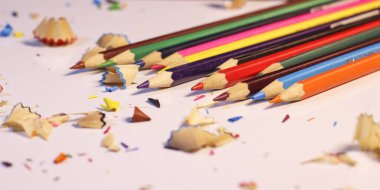 Çoklu Renkli Kalemlerin ve Beyaz Arkaplana Karşı Talaşların Kopyalama Alanı ile Yakın Çekimi.