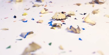 Ahşap sarmal kalem talaş gelen beyaz arka plan üzerinde izole kalemtıraş .