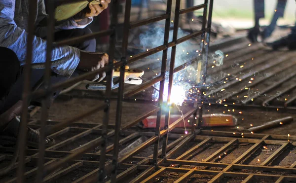 车间里的焊工生产金属结构 焊接产生的火花四处飞扬 — 图库照片