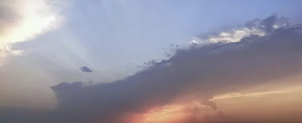 Ateşli turuncu günbatımı gökyüzü.