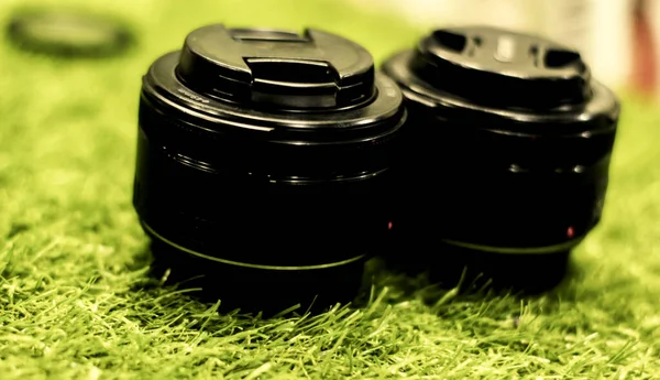 Çimenli arkaplan üzerindeki Dslr asal lensi Seçici odak bulanık arkaplan .