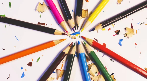 Masa Kolorowych Ołówków Wiórów Drewna Białym Tle Koncepcja Biznesu Edukacji — Zdjęcie stockowe