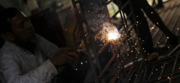 Metal Kaynaklama Elektrikli Isıtmadan Kıvılcımlar Demir Materyaller Sanatsal Kaynak Kıvılcımlar — Stok fotoğraf