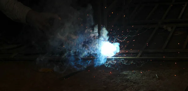 Metal kaynaklama. Elektrikli ısıtmadan kıvılcımlar. Demir, materyaller. Sanatsal kaynak, kıvılcımlar, endüstriyel arka plan. .