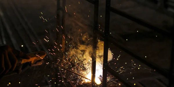 Metal kaynaklama. Elektrikli ısıtmadan kıvılcımlar. Demir, materyaller. Sanatsal kaynak, kıvılcımlar, endüstriyel arka plan. .