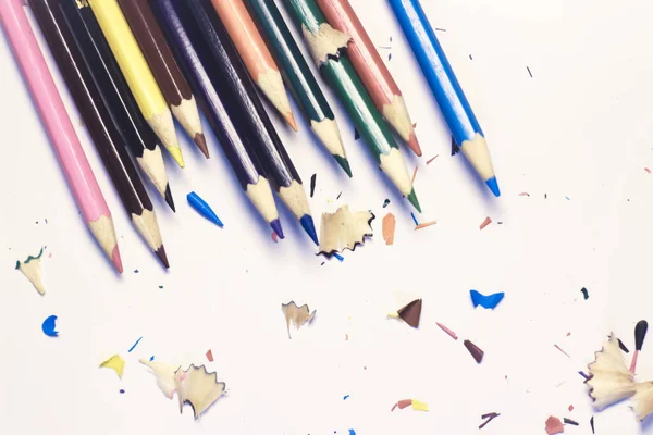 Masa Kolorowych Ołówków Wiórów Drewna Białym Tle Koncepcja Biznesu Edukacji — Zdjęcie stockowe