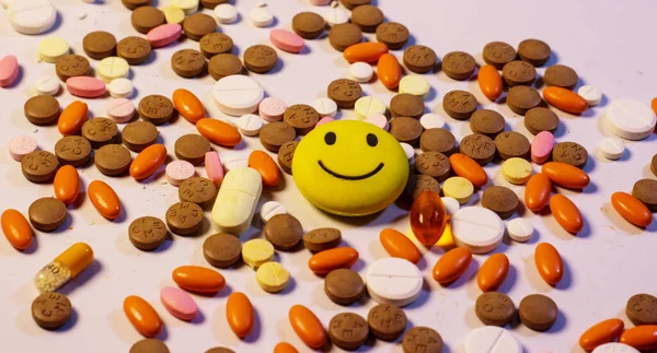 Háttér Színes Multi Vitamin Tabletták Tabletták Kapszulák Egy Szomorú Szmájlival — Stock Fotó