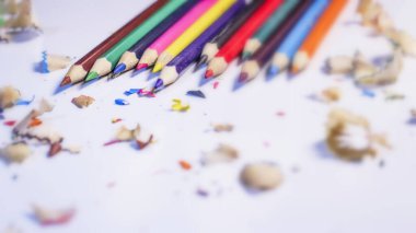 Saf Beyaz Arkaplanda Tahta Kalemlerin ve talaşların Çeşitli Renkleri Üst Köşe Görünümü. Konuya Seçici Odaklı Renkli Kalemler Sıraladı. Metin İçin Fotokopi Alanı Olan Bulanık Renkli Kalemler .