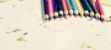 Saf Beyaz Arkaplanda Tahta Kalemlerin Çeşitli Renkleri Köşesi Görünümü. Konuya Seçici Odaklı Seçili Renkli Kalemler. Metin İçin Fotokopi Alanlı Bulanık Kalemler Yığını .