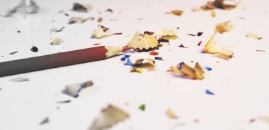 Tek Yumuşak Kırmızı Tahta Kalem ve Rastgele Sıralanmış Kalemin Beyaz Arkaplandaki Talaşları. Tahta Kalem ve Seçili Odaklanma Üzerine Tıraş Arkaplanı. Metin İçin Metin Alanı Olan Bulanık Arkaplan Bulanık Arkaplan .