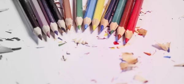 Różne Kolor Drewnianych Ołówków Wiórów Top Corner Zobacz Czystym Białym — Zdjęcie stockowe