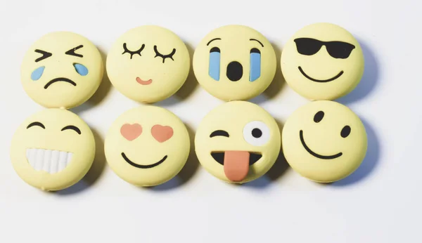 Κίτρινο Χρώμα Διάφορα Συναισθήματα Emoji Λευκό Φόντο Επιλεγμένη Εστίαση Στο — Φωτογραφία Αρχείου