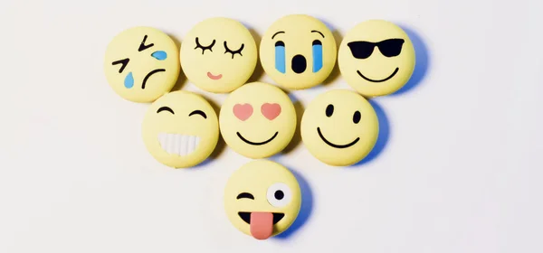 Gele Kleur Verschillende Emoties Emoji Witte Achtergrond Met Geselecteerde Focus — Stockfoto