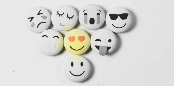 Žlutá Barva Různé Emoce Emoji Bílém Pozadí Vybraným Zaměřením Objekt — Stock fotografie