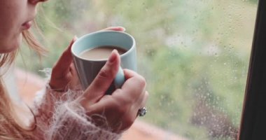 kadın kahve pencere yakınındaki