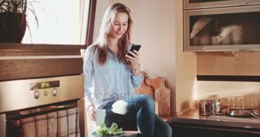 mutfak telefon kullanan kadın