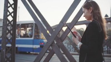 Dijital tablet kullanarak iş kadını 