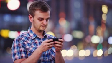 Cep telefonu kullanan adam
