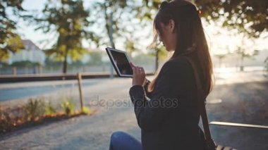 Dijital tablet kullanarak iş kadını 