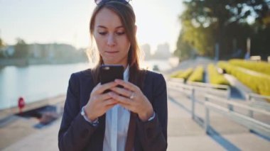 İş kadını cep telefonu kullanıyor