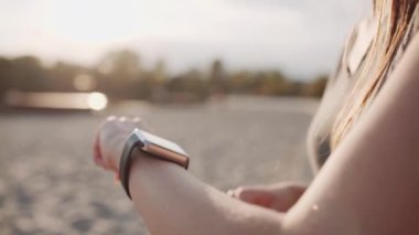 Akıllı izle kullanan kadın 