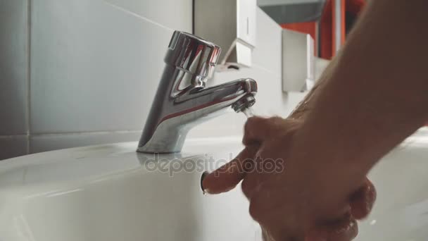 Мужчины чистые руки — стоковое видео