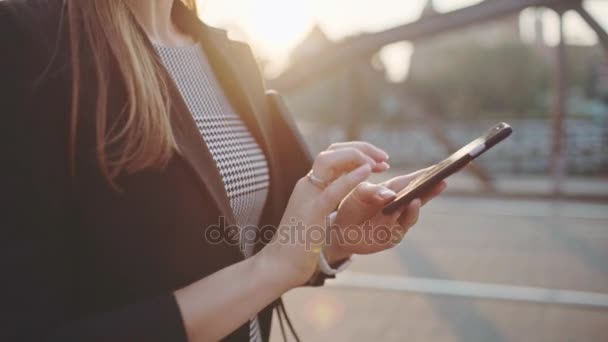 Femme utilisant un téléphone portable dans la rue — Video