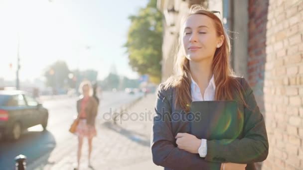 Mulher de negócios andando na rua — Vídeo de Stock