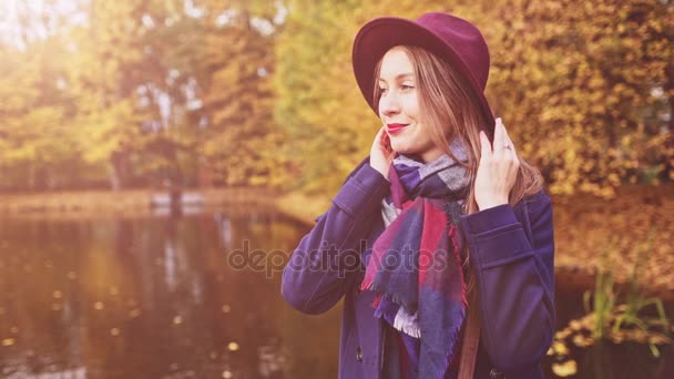 Mujer joven en el parque de otoño — Vídeo de stock