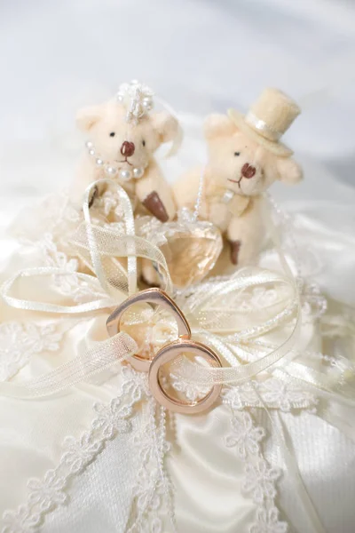 双泰迪熊枕头上的金色婚戒 — 图库照片