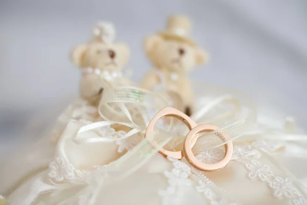 Anéis Casamento Dourados Travesseiro Com Dois Ursos Pelúcia — Fotografia de Stock