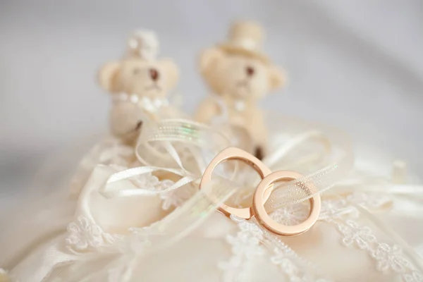 Anéis Casamento Dourados Com Ursos Pelúcia Miniatura — Fotografia de Stock