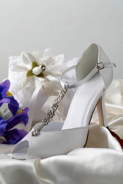 Beautiful White Silk Wedding Bridal Shoe — Stock Photo, Image