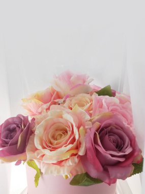 Beyaz arkaplanda pembe gül buketi